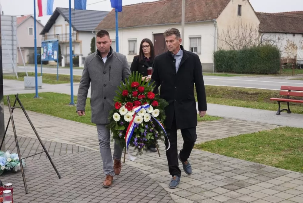 Polaganjem vijenaca i svečanom misom započelo obilježavanje Dana Općine Jakšić