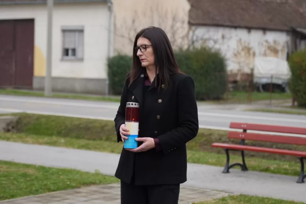 Polaganjem vijenaca i svečanom misom započelo obilježavanje Dana Općine Jakšić