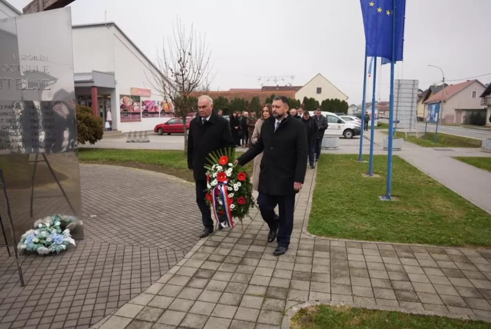 Polaganjem vijenaca i svečanom misom započelo obilježavanje Dana Općine Jakšić