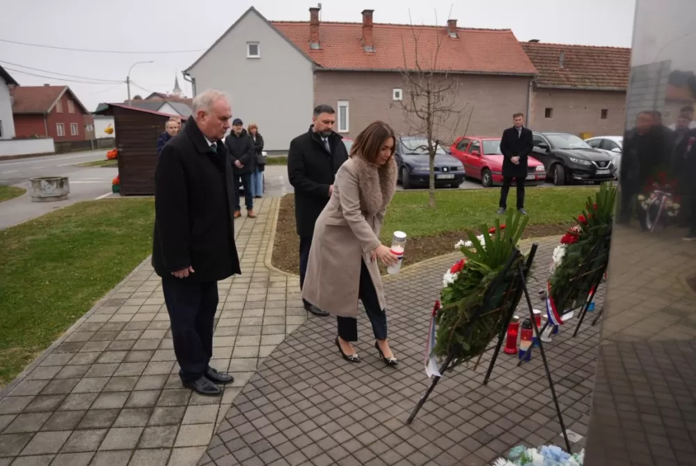 Polaganjem vijenaca i svečanom misom započelo obilježavanje Dana Općine Jakšić