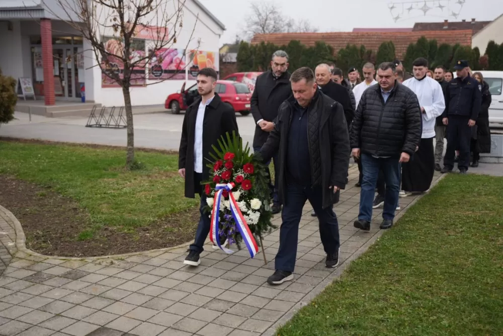 Polaganjem vijenaca i svečanom misom započelo obilježavanje Dana Općine Jakšić
