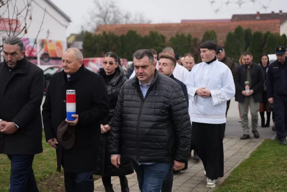 Polaganjem vijenaca i svečanom misom započelo obilježavanje Dana Općine Jakšić