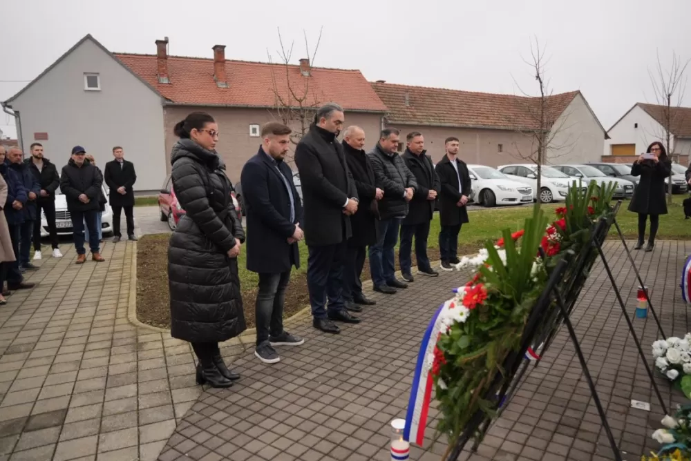 Polaganjem vijenaca i svečanom misom započelo obilježavanje Dana Općine Jakšić