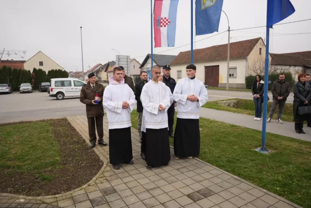 Polaganjem vijenaca i svečanom misom započelo obilježavanje Dana Općine Jakšić