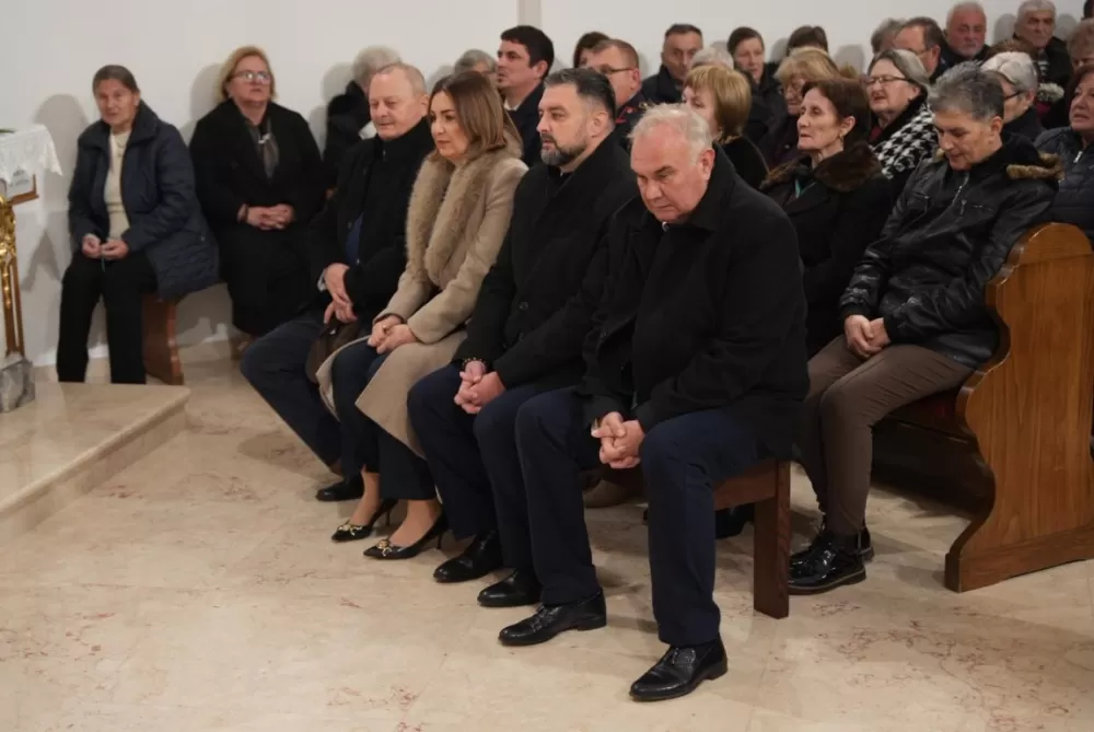 Polaganjem vijenaca i svečanom misom započelo obilježavanje Dana Općine Jakšić