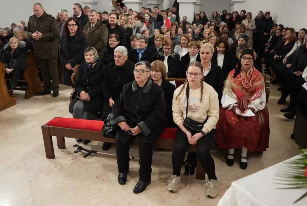 Polaganjem vijenaca i svečanom misom započelo obilježavanje Dana Općine Jakšić