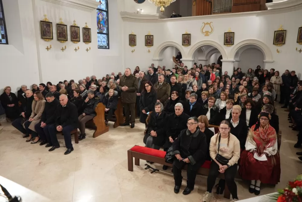 Polaganjem vijenaca i svečanom misom započelo obilježavanje Dana Općine Jakšić