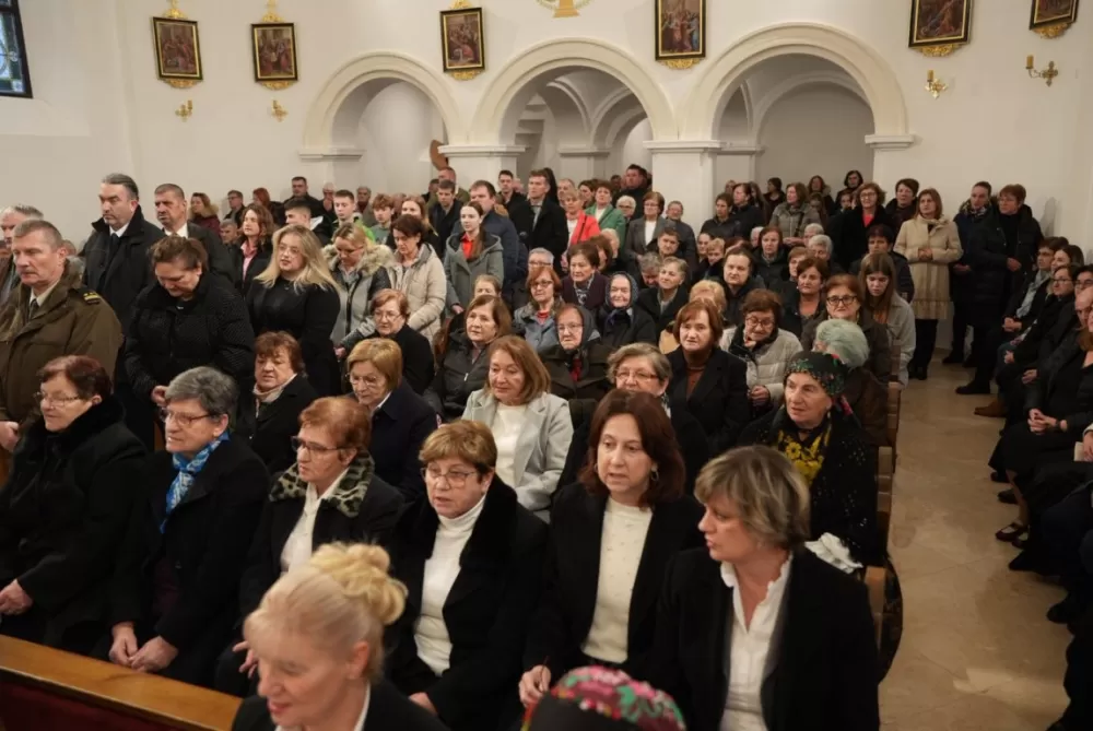 Polaganjem vijenaca i svečanom misom započelo obilježavanje Dana Općine Jakšić