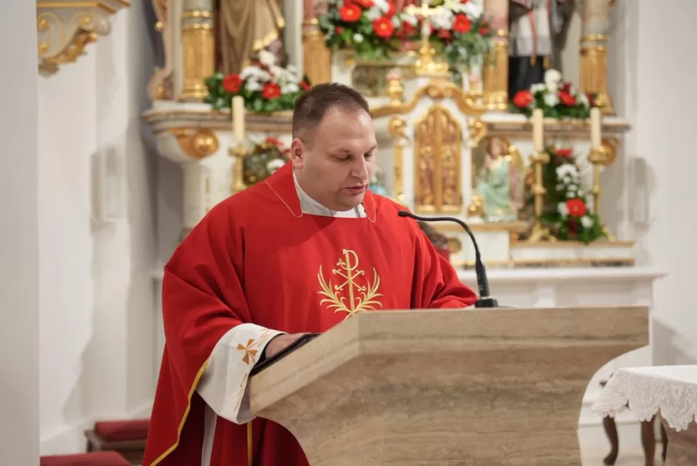 Polaganjem vijenaca i svečanom misom započelo obilježavanje Dana Općine Jakšić