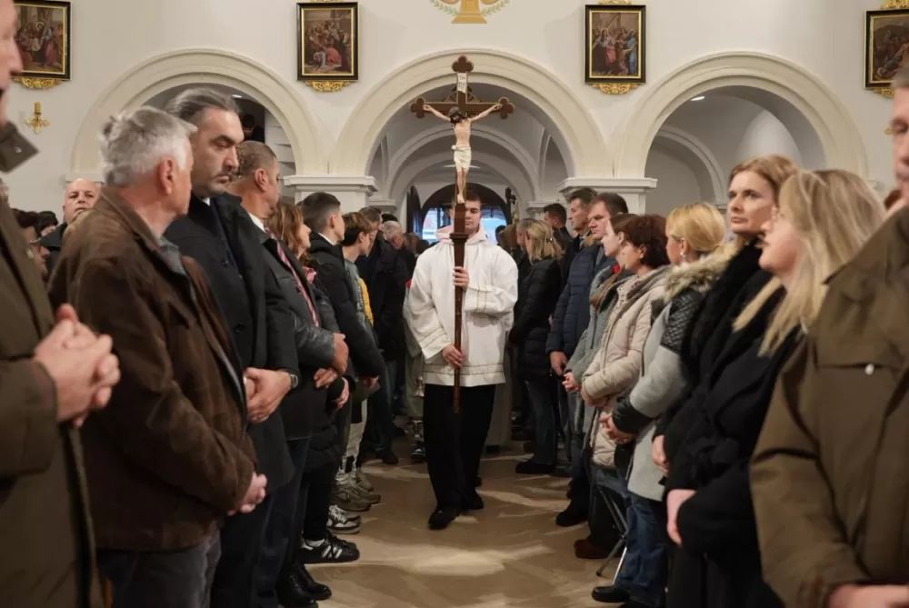 Polaganjem vijenaca i svečanom misom započelo obilježavanje Dana Općine Jakšić