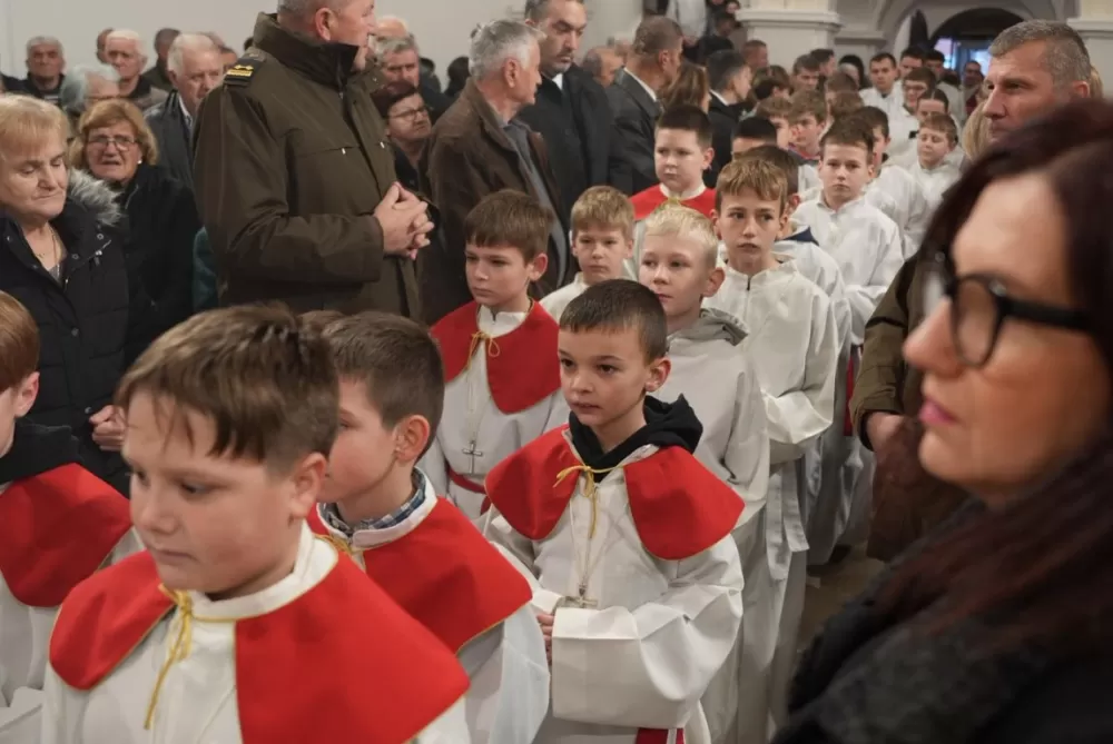 Polaganjem vijenaca i svečanom misom započelo obilježavanje Dana Općine Jakšić