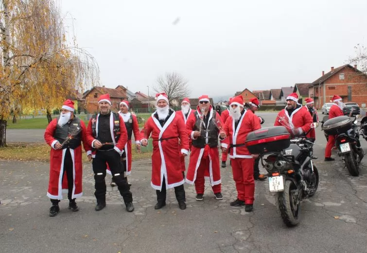MOTOKLUB „BULLS“: Školskoj djeci i predškolcima podijelili prigodne darove