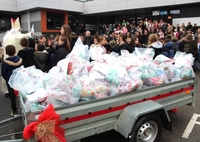 MOTOKLUB „BULLS“: Školskoj djeci i predškolcima podijelili prigodne darove