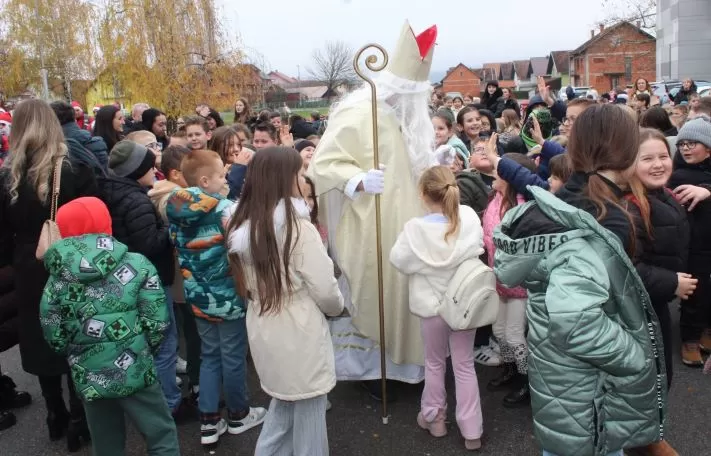 MOTOKLUB „BULLS“: Školskoj djeci i predškolcima podijelili prigodne darove