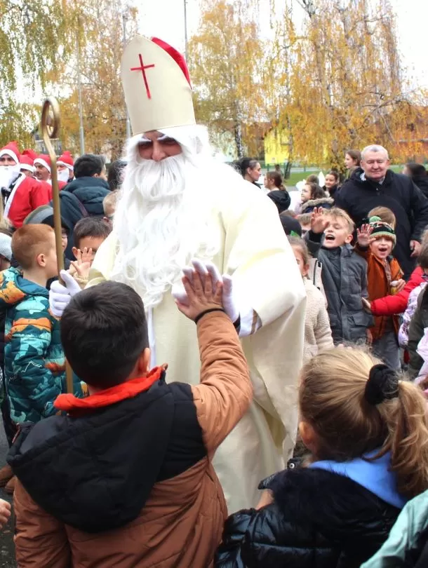 MOTOKLUB „BULLS“: Školskoj djeci i predškolcima podijelili prigodne darove