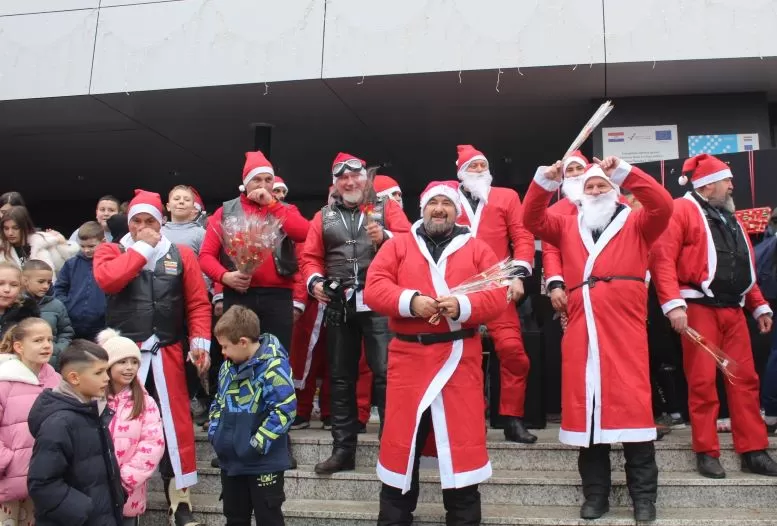 MOTOKLUB „BULLS“: Školskoj djeci i predškolcima podijelili prigodne darove