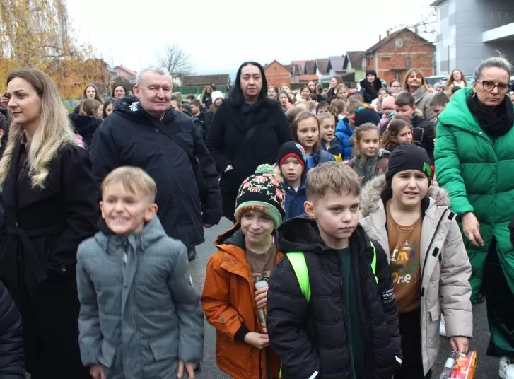 MOTOKLUB „BULLS“: Školskoj djeci i predškolcima podijelili prigodne darove