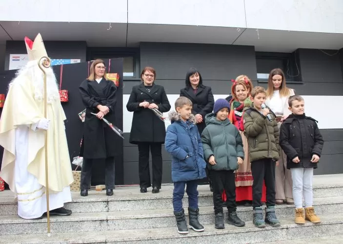 MOTOKLUB „BULLS“: Školskoj djeci i predškolcima podijelili prigodne darove