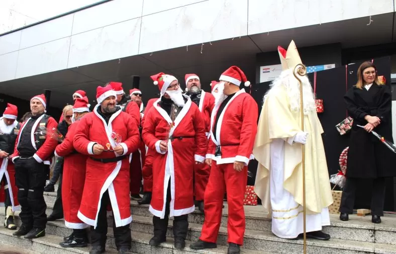 MOTOKLUB „BULLS“: Školskoj djeci i predškolcima podijelili prigodne darove