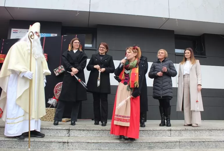 MOTOKLUB „BULLS“: Školskoj djeci i predškolcima podijelili prigodne darove