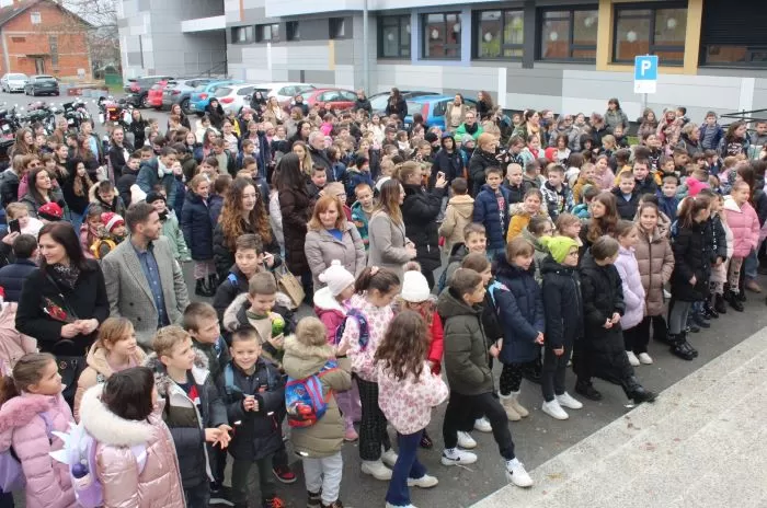 MOTOKLUB „BULLS“: Školskoj djeci i predškolcima podijelili prigodne darove