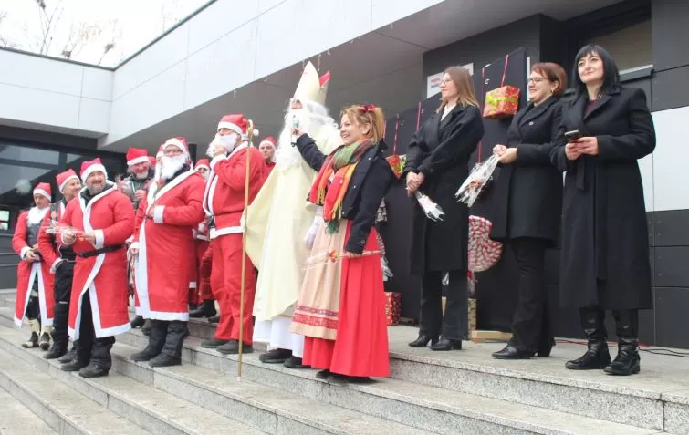 MOTOKLUB „BULLS“: Školskoj djeci i predškolcima podijelili prigodne darove