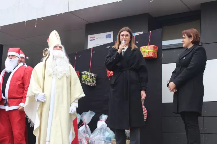 MOTOKLUB „BULLS“: Školskoj djeci i predškolcima podijelili prigodne darove