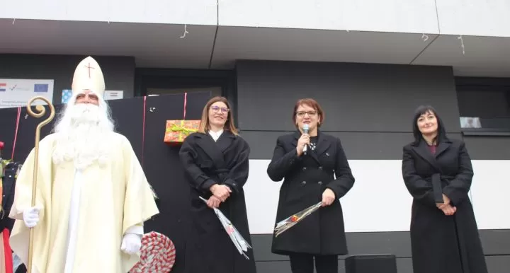 MOTOKLUB „BULLS“: Školskoj djeci i predškolcima podijelili prigodne darove