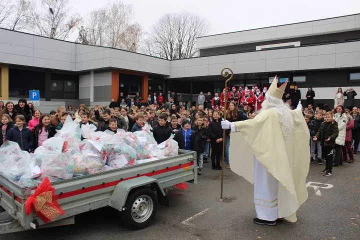 MOTOKLUB „BULLS“: Školskoj djeci i predškolcima podijelili prigodne darove