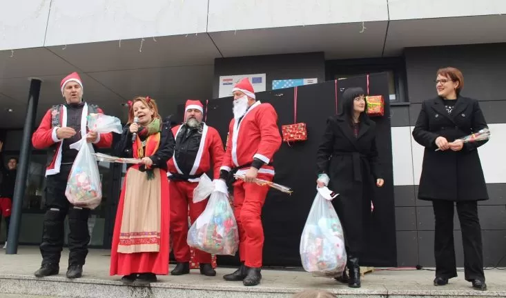 MOTOKLUB „BULLS“: Školskoj djeci i predškolcima podijelili prigodne darove