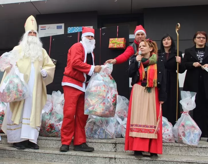MOTOKLUB „BULLS“: Školskoj djeci i predškolcima podijelili prigodne darove