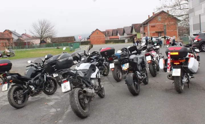 MOTOKLUB „BULLS“: Školskoj djeci i predškolcima podijelili prigodne darove
