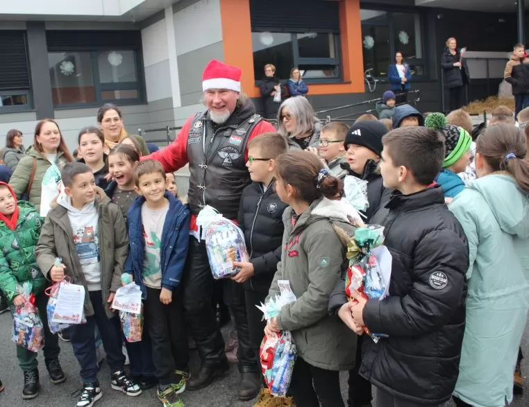 MOTOKLUB „BULLS“: Školskoj djeci i predškolcima podijelili prigodne darove