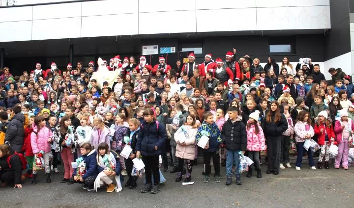 MOTOKLUB „BULLS“: Školskoj djeci i predškolcima podijelili prigodne darove