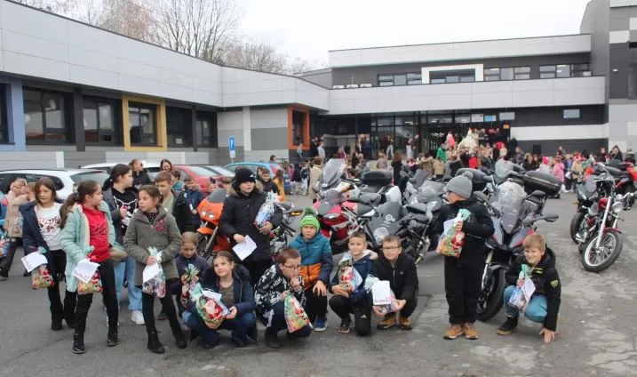 MOTOKLUB „BULLS“: Školskoj djeci i predškolcima podijelili prigodne darove