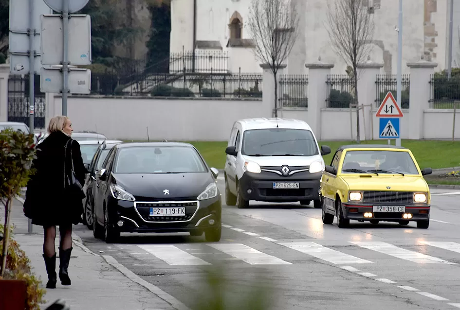Požeška garaža čuva blago: Siniša Bosanac i rijetki Yugo Cabrio koji mami uzdahe