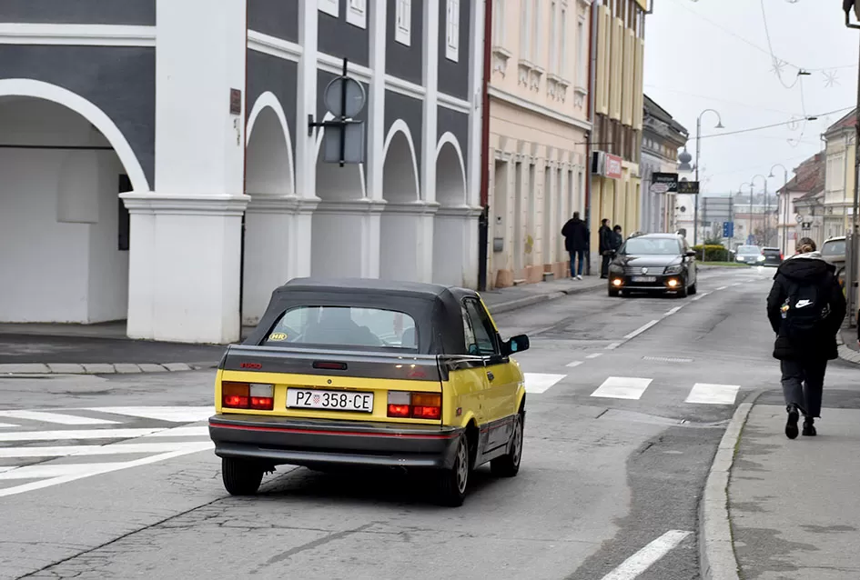 Požeška garaža čuva blago: Siniša Bosanac i rijetki Yugo Cabrio koji mami uzdahe