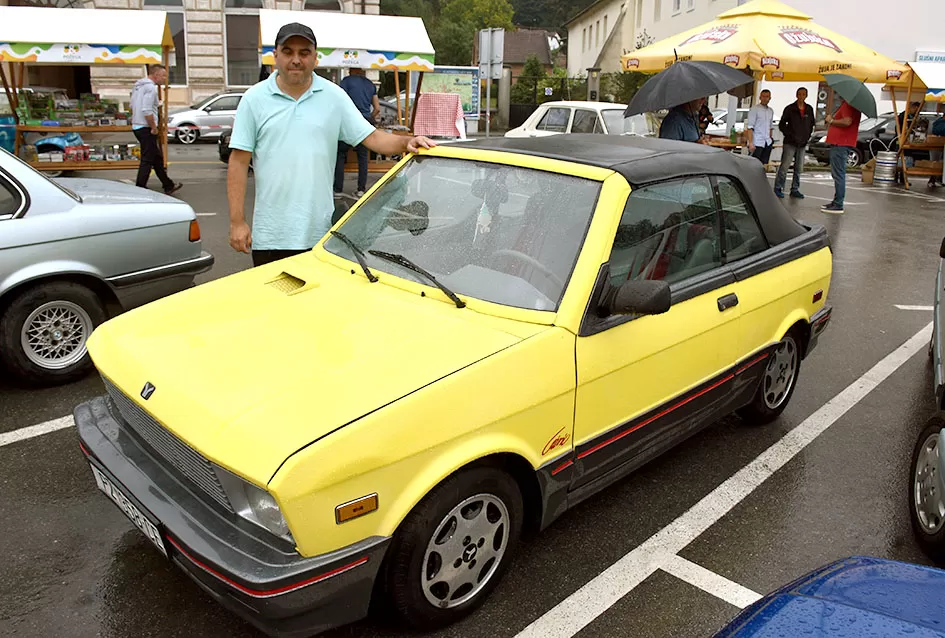 Požeška garaža čuva blago: Siniša Bosanac i rijetki Yugo Cabrio koji mami uzdahe