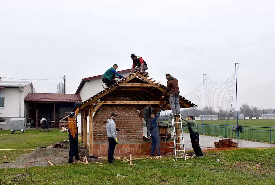 Zajedništvo na djelu: Kako nogometaši NK Parasan pripremaju veliku proslavu