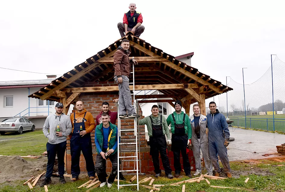 Zajedništvo na djelu: Kako nogometaši NK Parasan pripremaju veliku proslavu