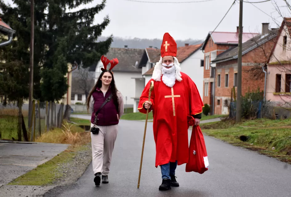 Sveti Nikola po prvi puta razveselio djecu u Štitnjaku: Krampus ostao bez posla, darovi stigli u svaku dobru čizmicu