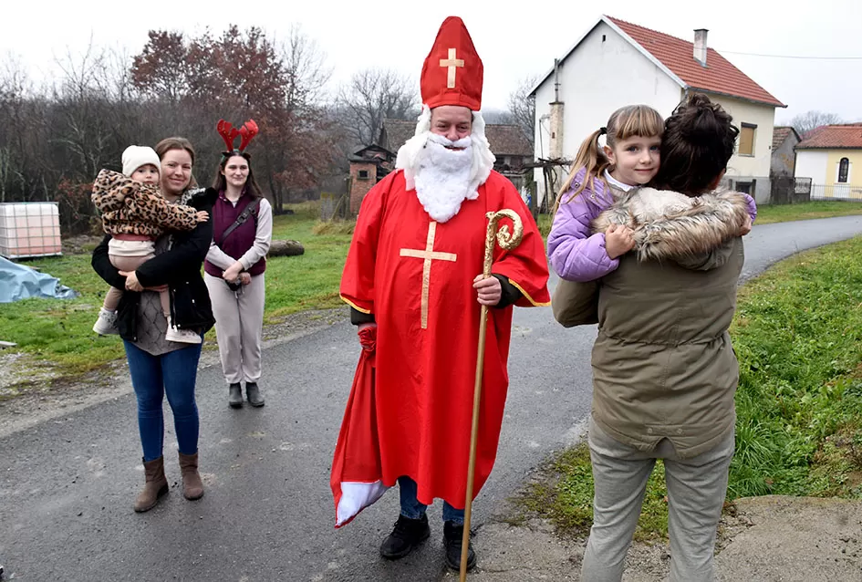 Sveti Nikola po prvi puta razveselio djecu u Štitnjaku: Krampus ostao bez posla, darovi stigli u svaku dobru čizmicu