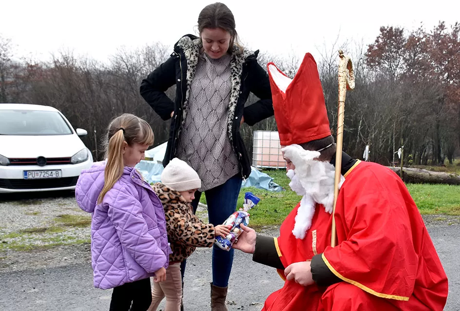 Sveti Nikola po prvi puta razveselio djecu u Štitnjaku: Krampus ostao bez posla, darovi stigli u svaku dobru čizmicu