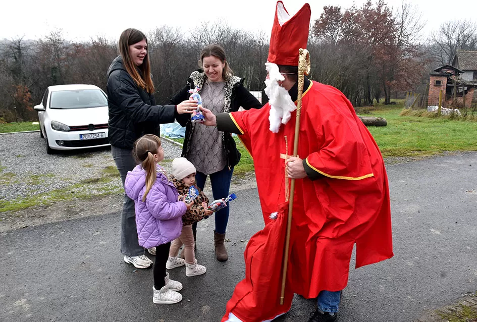 Sveti Nikola po prvi puta razveselio djecu u Štitnjaku: Krampus ostao bez posla, darovi stigli u svaku dobru čizmicu