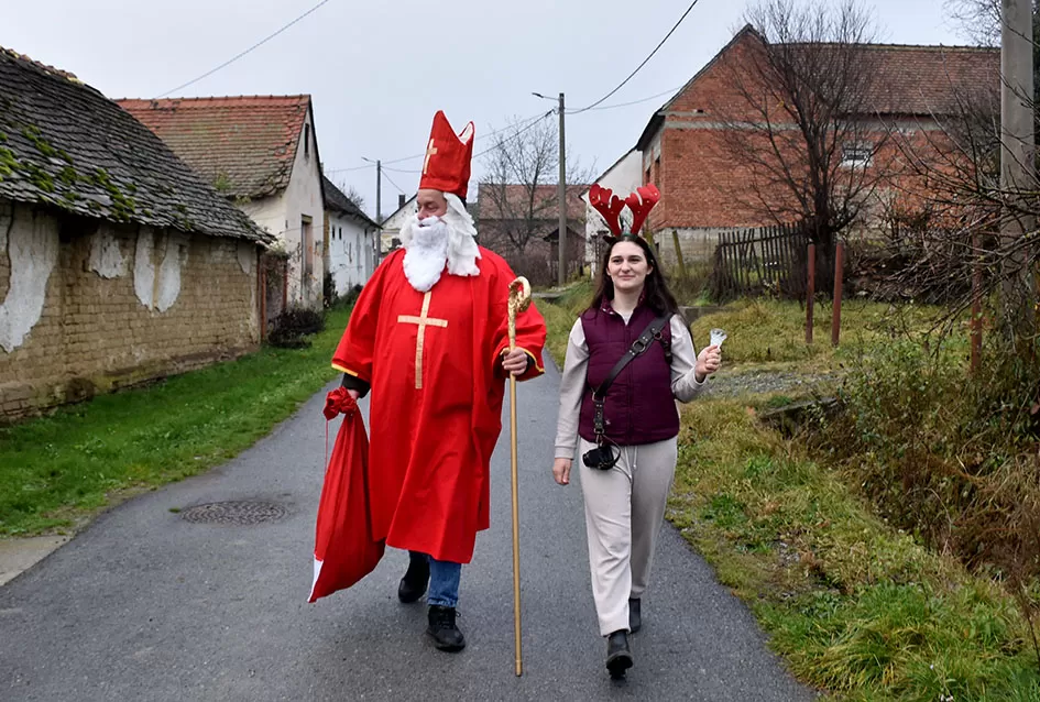 Sveti Nikola po prvi puta razveselio djecu u Štitnjaku: Krampus ostao bez posla, darovi stigli u svaku dobru čizmicu