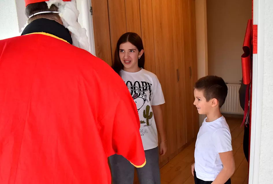 Sveti Nikola po prvi puta razveselio djecu u Štitnjaku: Krampus ostao bez posla, darovi stigli u svaku dobru čizmicu