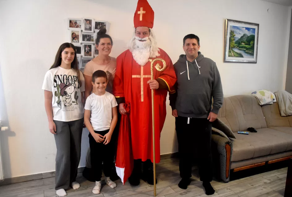 Sveti Nikola po prvi puta razveselio djecu u Štitnjaku: Krampus ostao bez posla, darovi stigli u svaku dobru čizmicu