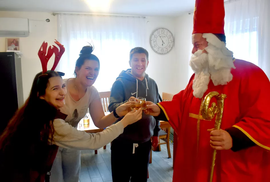 Sveti Nikola po prvi puta razveselio djecu u Štitnjaku: Krampus ostao bez posla, darovi stigli u svaku dobru čizmicu