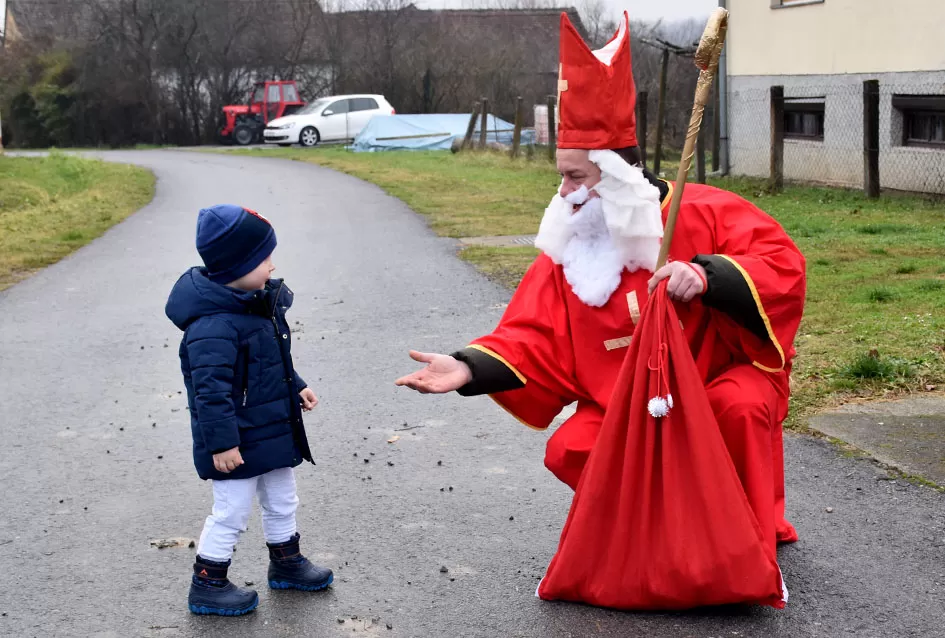 Sveti Nikola po prvi puta razveselio djecu u Štitnjaku: Krampus ostao bez posla, darovi stigli u svaku dobru čizmicu