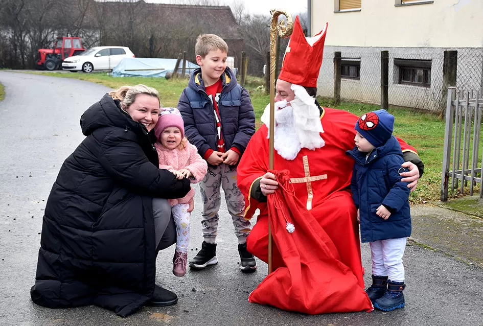 Sveti Nikola po prvi puta razveselio djecu u Štitnjaku: Krampus ostao bez posla, darovi stigli u svaku dobru čizmicu